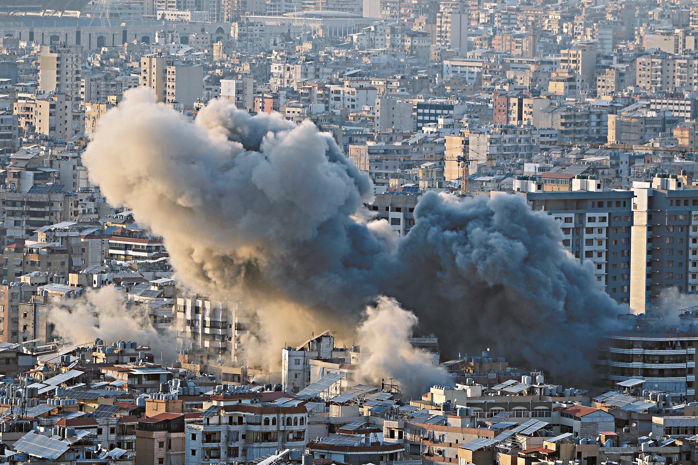Este es un ataque aéreo israelí en Dahiyeh, en los suburbios del sur de Beirut, Líbano, donde las muertes de civiles también son cosa de cada día.