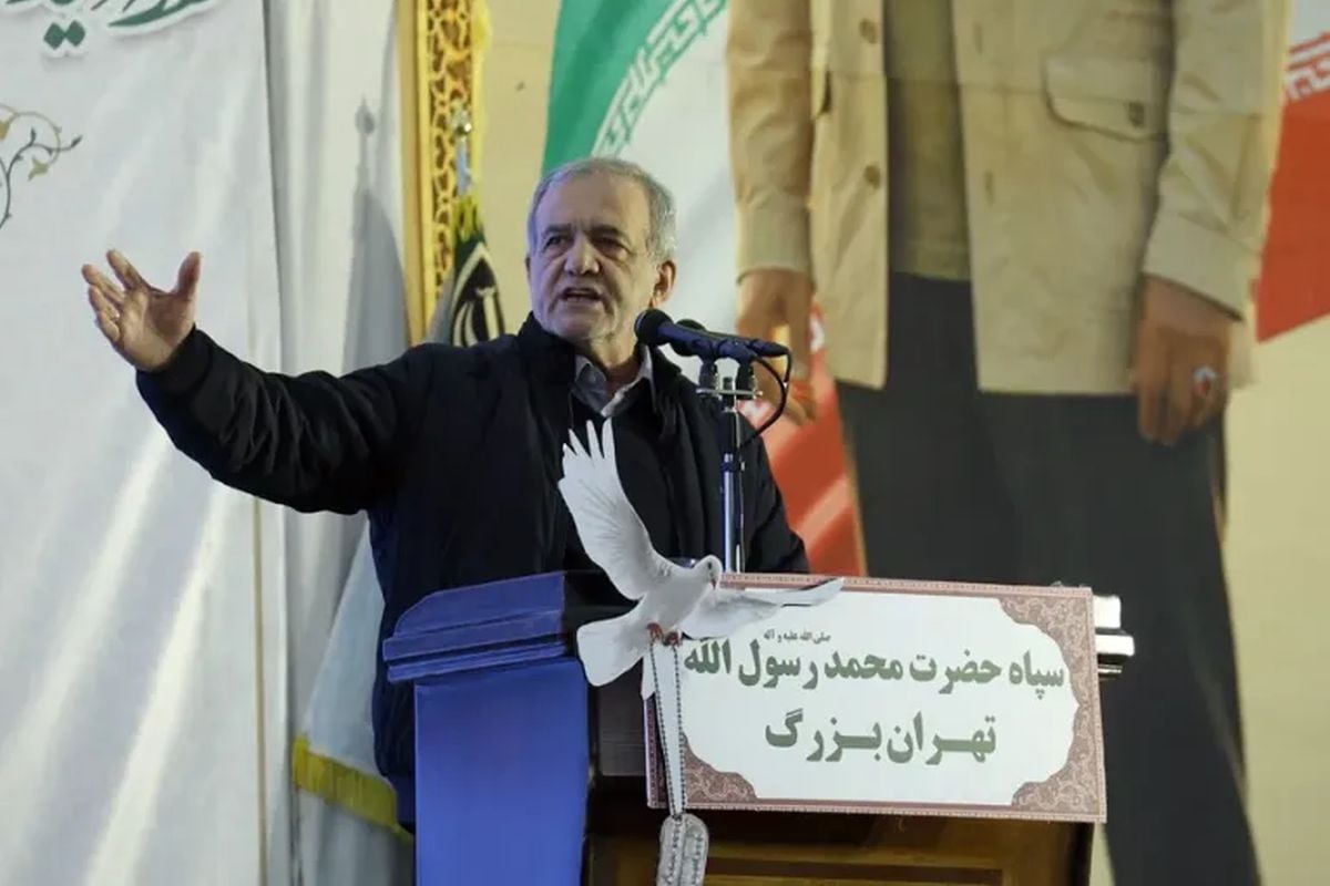 En un mensaje grabado difundido por la televisión estatal, el mandatario indicó que la decisión fue adoptada por el Consejo de Liderazgo iraní. Foto: EFE/EPA/Abedin Taherkenareh