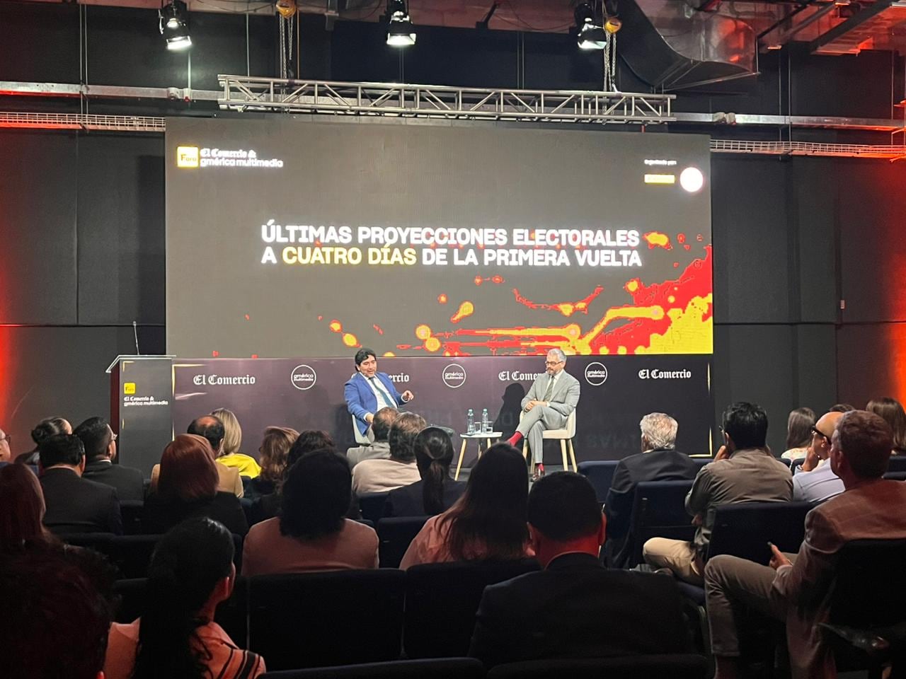 El foro “Últimas proyecciones electorales a cuatro días de la primera vuelta” se realizó este miércoles 8 de abril en la sede de América TV de Santa Beatriz. Andrés Meléndez en diálogo con Omar Mariluz. Foto: María Fernanda Abanto / Gestión