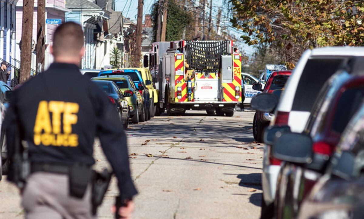 La policía investiga una casa en el distrito 7 de Nueva Orleans, Luisiana, EE.UU., 1 de enero de 2025. Al menos 10 personas murieron y 30 resultaron heridas después de que un hombre condujera una camioneta blanca hacia una multitud en Bourbon Street | Foto: EFE/EPA/SHAWN FINK