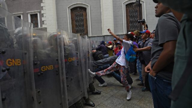 Chavistas chocan con militares venezolanos en alrededores del Parlamento