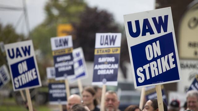 GM llega a acuerdo provisional con UAW que pone fin a huelga
