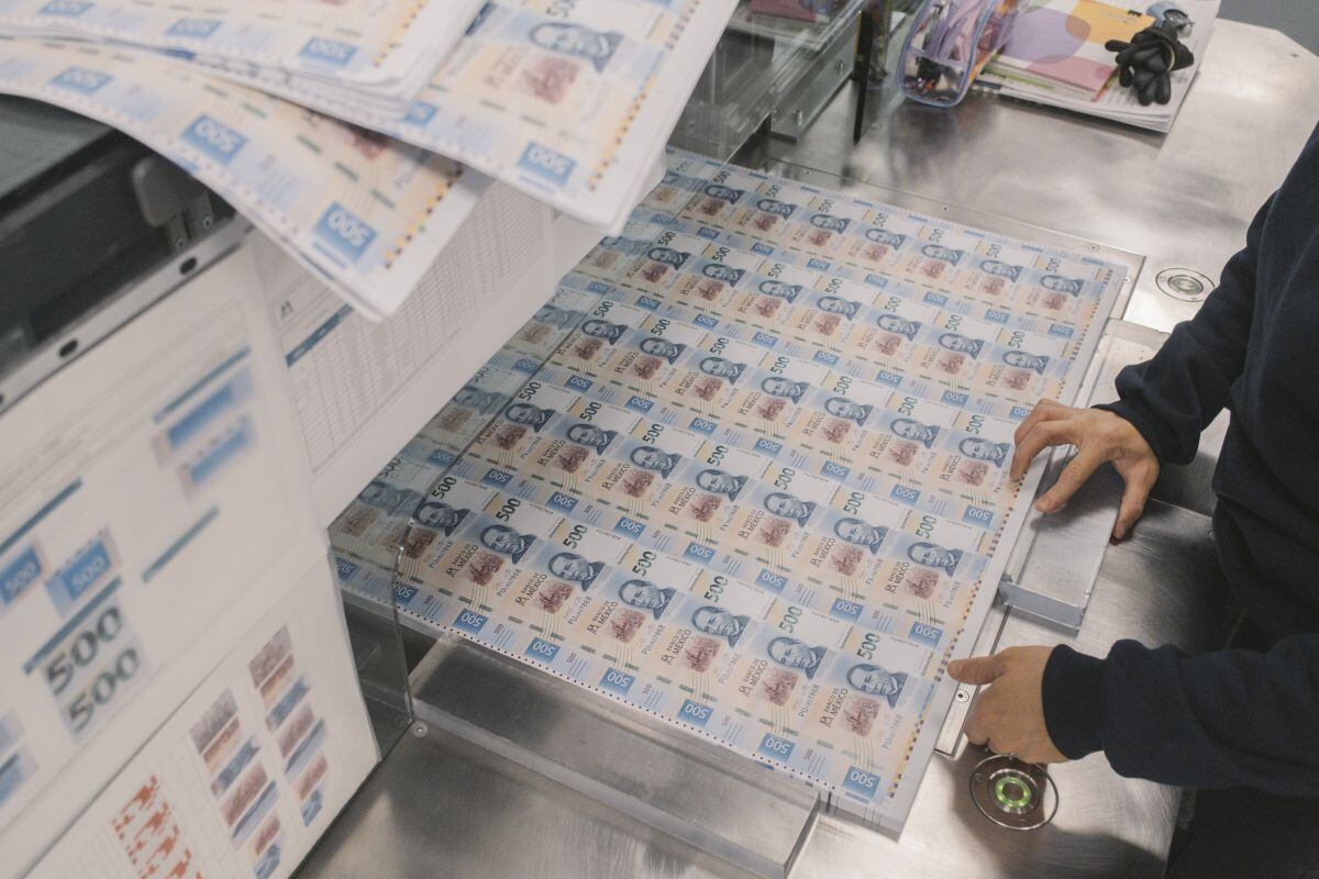 Un trabajador coloca hojas de billetes de 500 pesos mexicanos en una máquina de impresión en las instalaciones del Banco de México (Banxico) en la Ciudad de México, México, el viernes 6 de octubre de 2023. Fotógrafo: Jeoffrey Guillemard/Bloomberg