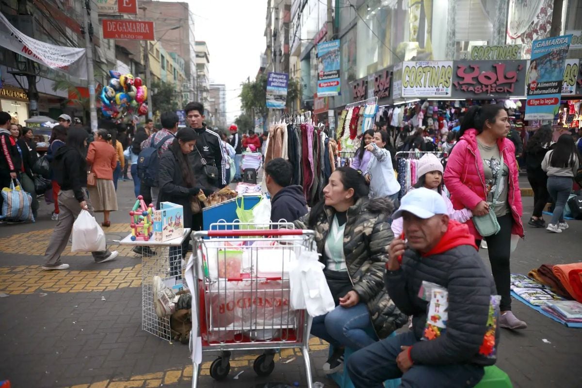 La vulnerabilidad alcanza al 32,8% de los peruanos que no son pobres, según el informe de FMBBVA. Foto: Andina/referencial.