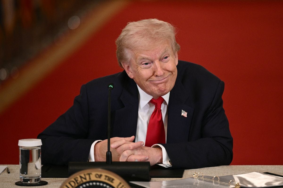 El presidente de Estados Unidos, Donald Trump, escucha durante una mesa redonda en el Salón Este de la Casa Blanca en Washington, D.C., el 6 de marzo de 2026. Foto: Brendan SMIALOWSKI / AFP