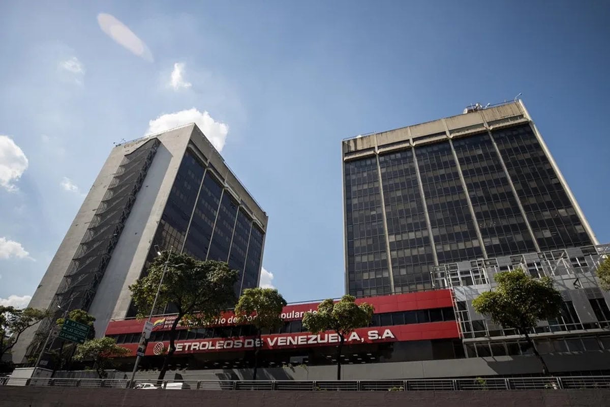 El presidente de la petrolera, Héctor Obregón, aseguró que acuerdo petrolero con Estados Unidos tendrá vigencia inicial de 25 años, pero podrá renovarse por periodos similares “las veces que sean necesarias”. Foto: EFE/Miguel Gutiérrez