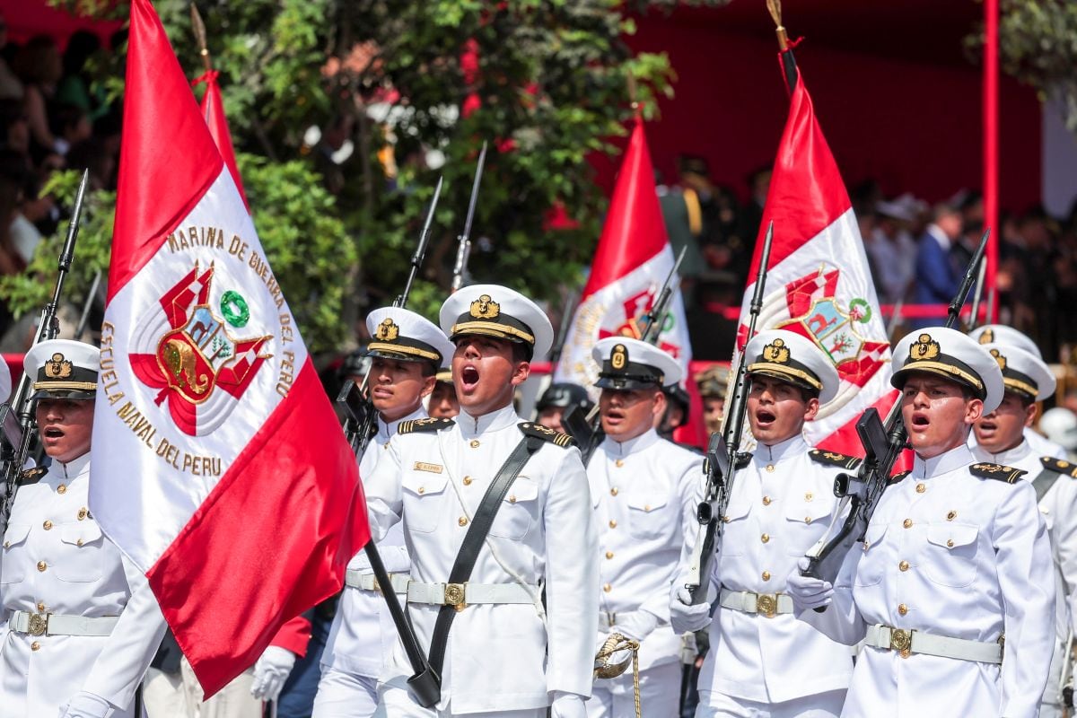 El turno de la Escuela Naval del Perú, en la Gran Parada y Desfile Cívico Militar. Foto: Presidencia.