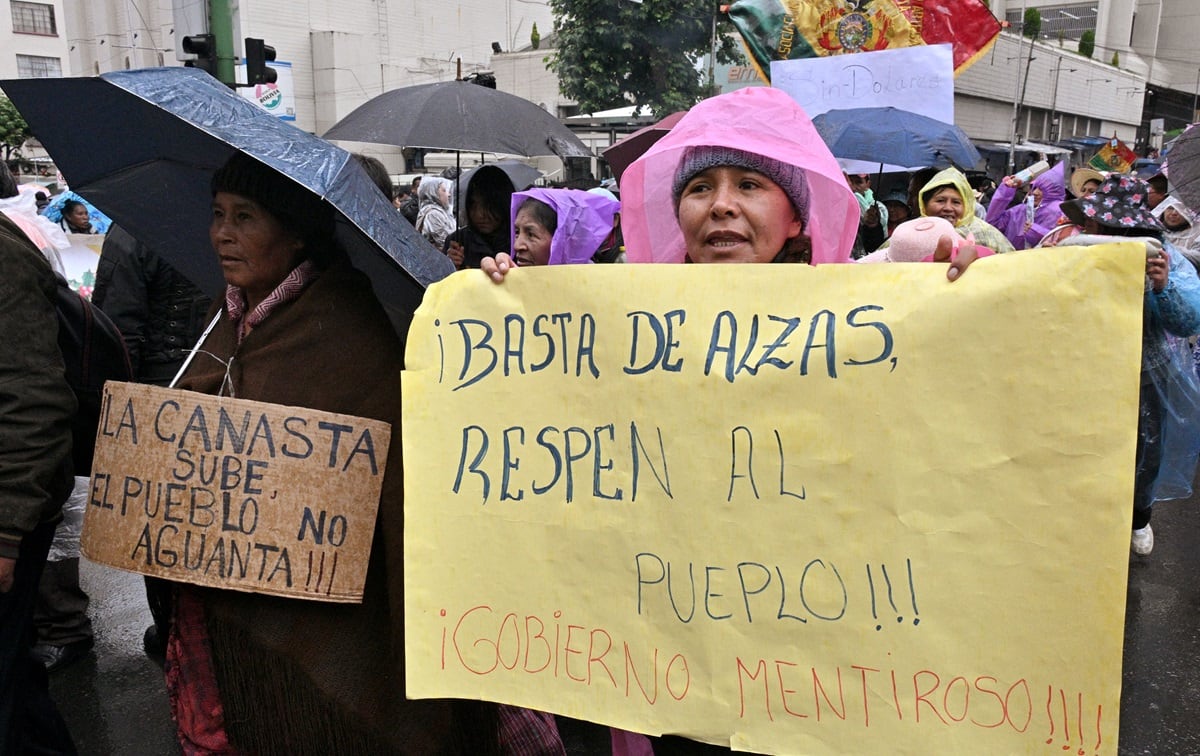 La gente marcha durante una manifestación para protestar por la escasez de combustible y dólares en La Paz, el 21 de noviembre de 2024. (Foto de AIZAR RALDES / AFP)