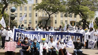 Federación Médica inicia de huelga nacional indefinida y protestan frente al Minsa