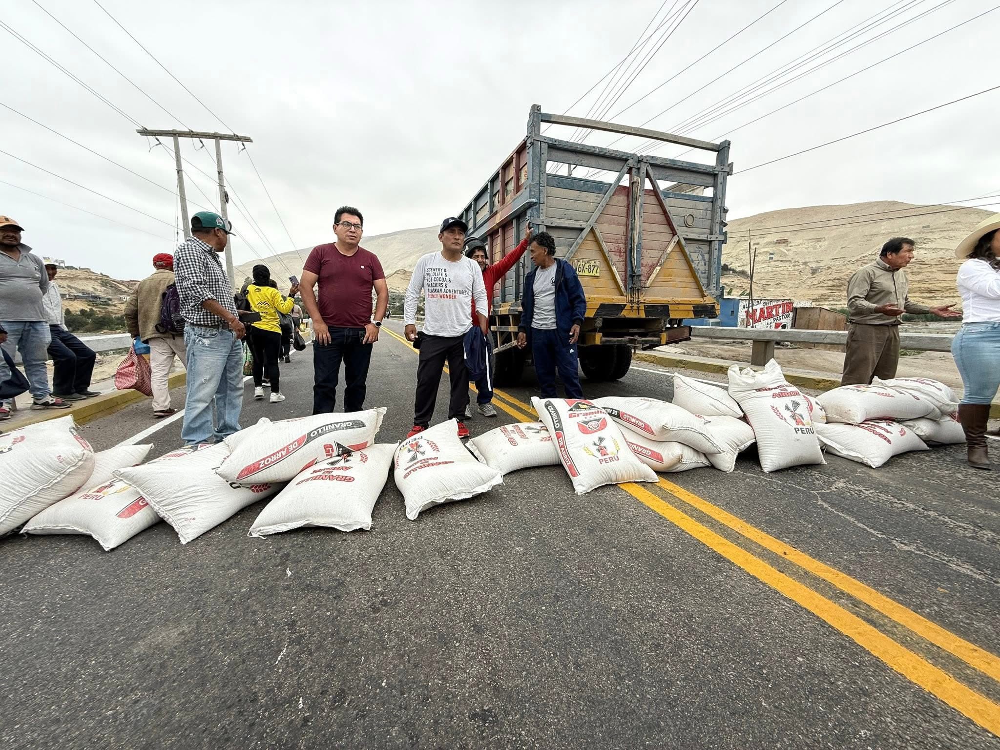 Productores de arroz bloquean la Panamericana Sur. (Foto: Difusión)