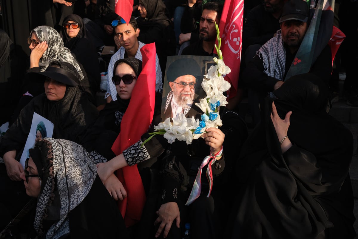 TEHERÁN (IRÁN), 05/07/2026.- Un grupo de mujeres asiste a los rezos funerarios del asesinado líder supremo de Irán Alí Jameneí en la mezquita Mosala de Teherán (Irán) este domingo. Irán celebró el rezo fúnebre por el asesinado líder supremo Alí Jameneí que contó con la participación de decenas de miles de personas, entre ellos altos cargos del país, en el segundo día de los funerales públicos en el resonaron las llamados de venganza contra Estados Unidos e Israel. EFE/Jaime León **RESTRICCIONES: Prohibido el acceso a medios de comunicación israelíes/Cadenas de televisión en lengua persa de fuera de Irán - Prohibido el acceso expreso a BBC Persian/VOA Persian/Manoto TV/Iran International TV. (Por orden de la Dirección General de Medios Extranjeros de Irán)**