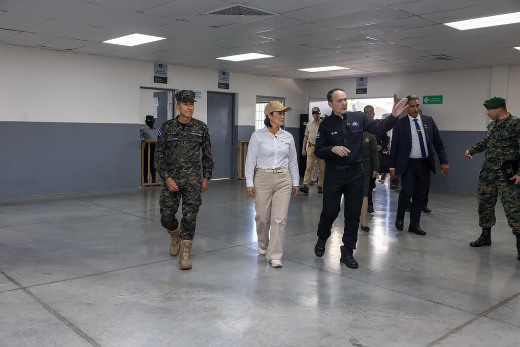 Keiko Fujimori se encuentra visitando el Centro de Confinamiento del Terrorismo (CECOT) Foto: Presidencia