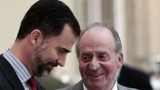 Rey Juan Carlos de España abdica al trono tras casi 40 años a favor de su hijo Felipe de Borbón