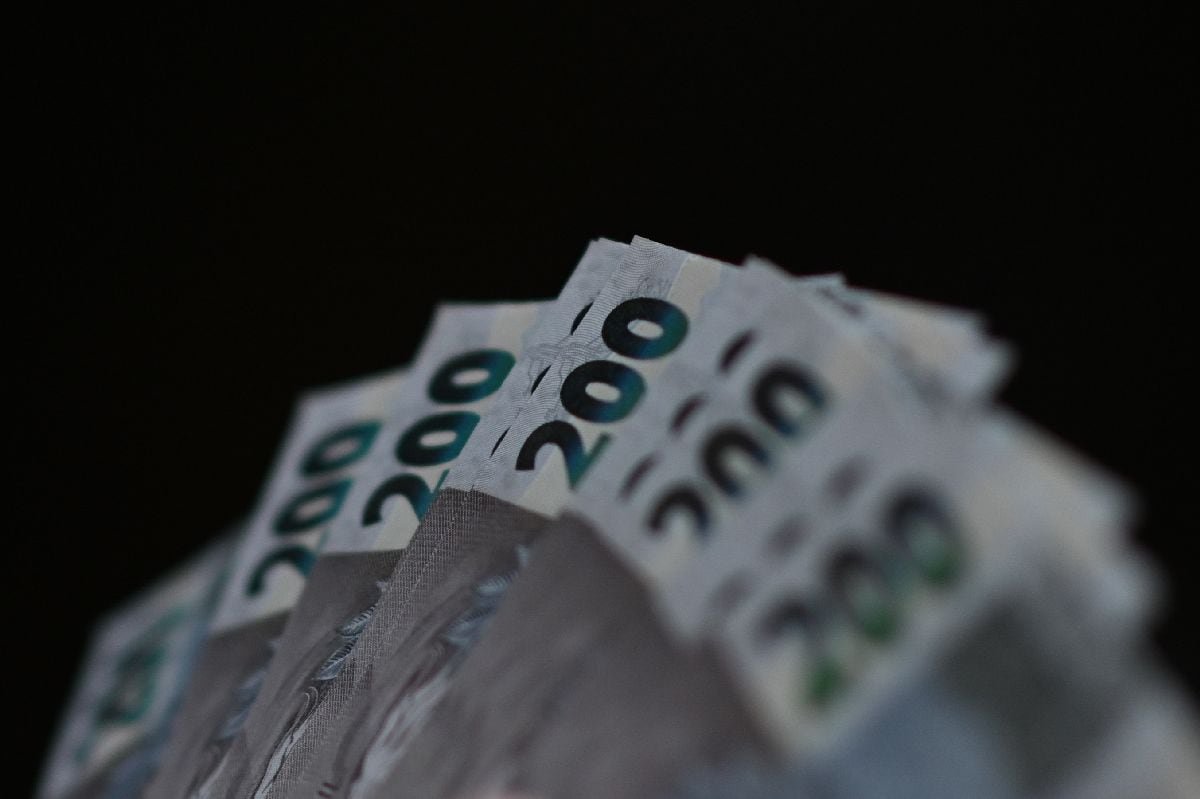 A man holds the new 200 reais banknote outside the Central Bank of Brazil in Brasilia, Brazil, on Wednesday, Sept. 2, 2020. Brazil released its largest banknote in an effort to meet cash demand driven by the coronavirus pandemic. Photographer: Andre Borges/Bloomberg