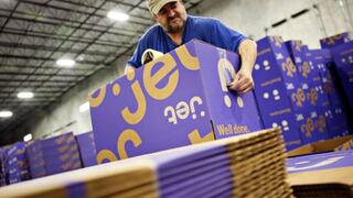 Wal-Mart se reorganiza para competir con Amazon en internet