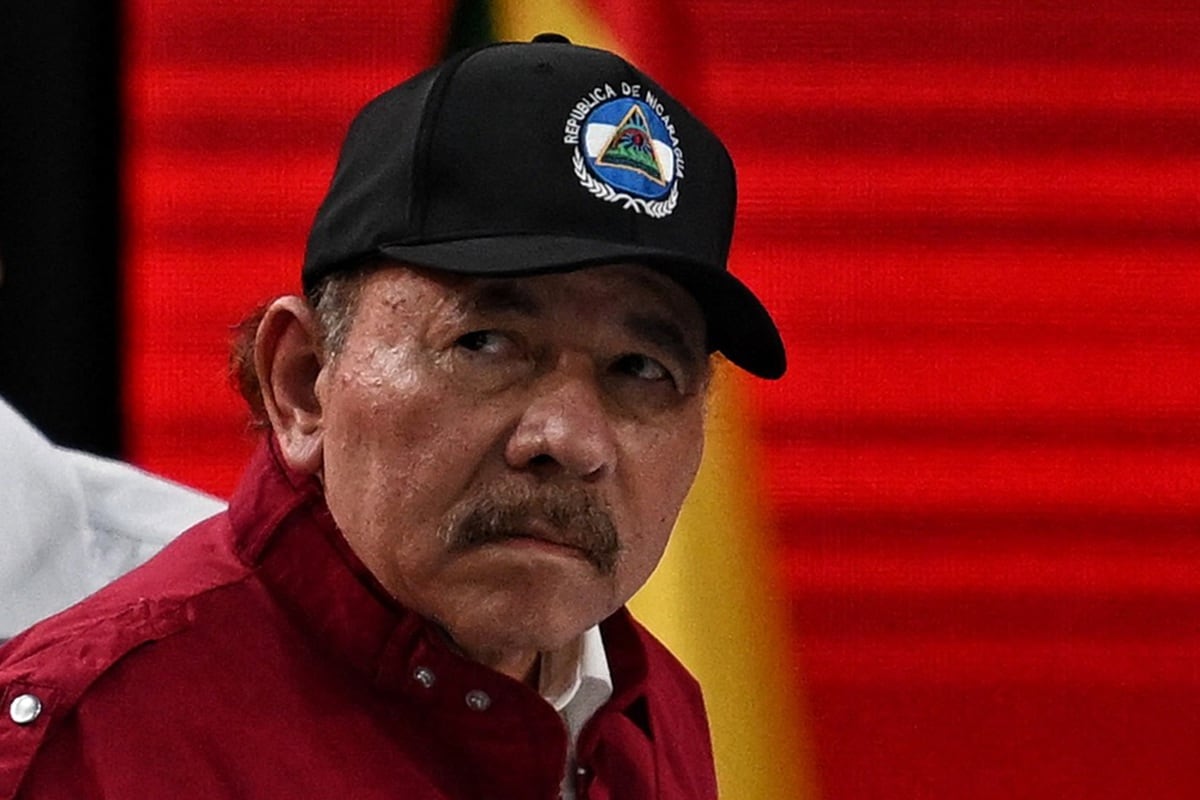 El presidente de Nicaragua, Daniel Ortega, observa durante la sesión inaugural de la XXIV Cumbre del ALBA-TCP en Caracas, el 14 de diciembre de 2024. (Foto de Juan BARRETO / AFP)