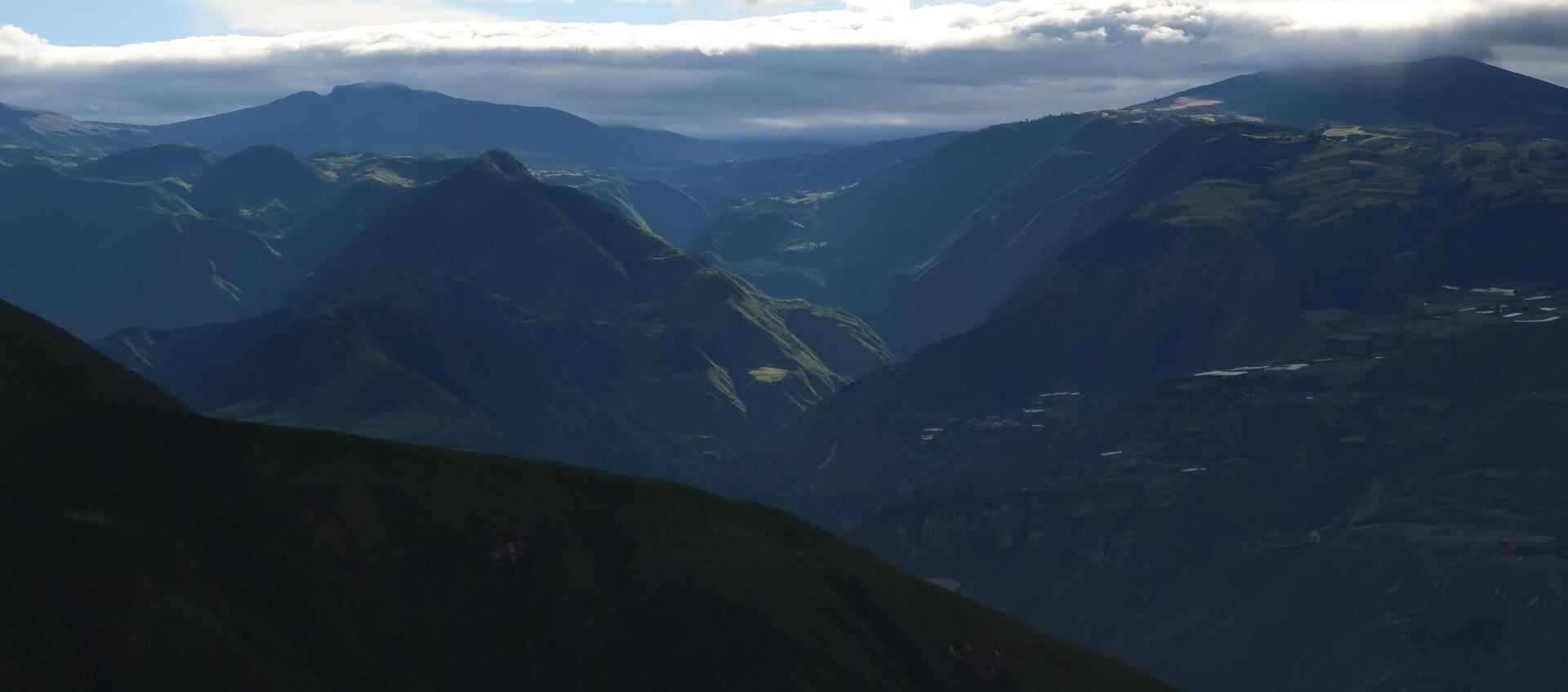 La “Montaña de Luz”, un espacio en el que se reemplazaron los matorrales por 3.700 frutales, 600 bambúes y 900 palmas de diversas variedades. (Foto: EFE)