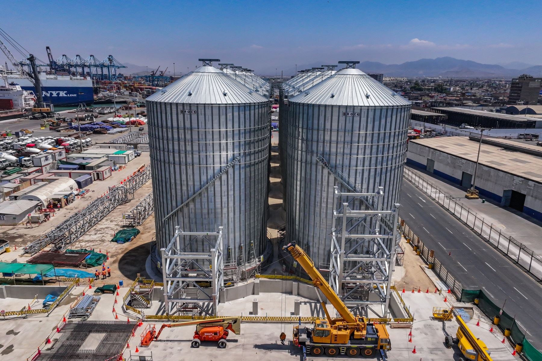 Una de las principales obras del proyecto consiste en la construcción de 12 silos para almacenar 60,000 toneladas de granos como trigo, maíz y cebada.