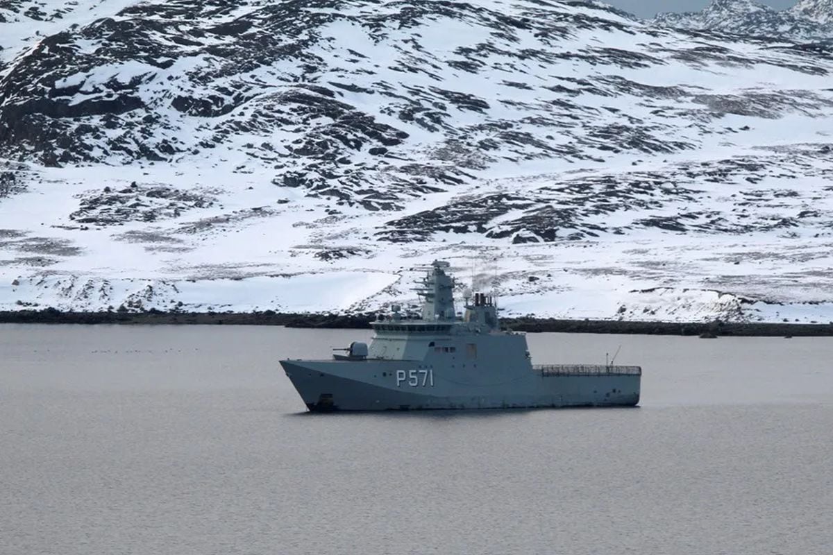Un barco patrullero de la clase Knud Rasmussen de la Armada Real Danesa fondeado frente al puerto de Nuuk, Groenlandia. Foto: EFE/ Julio Cesar Rivas
