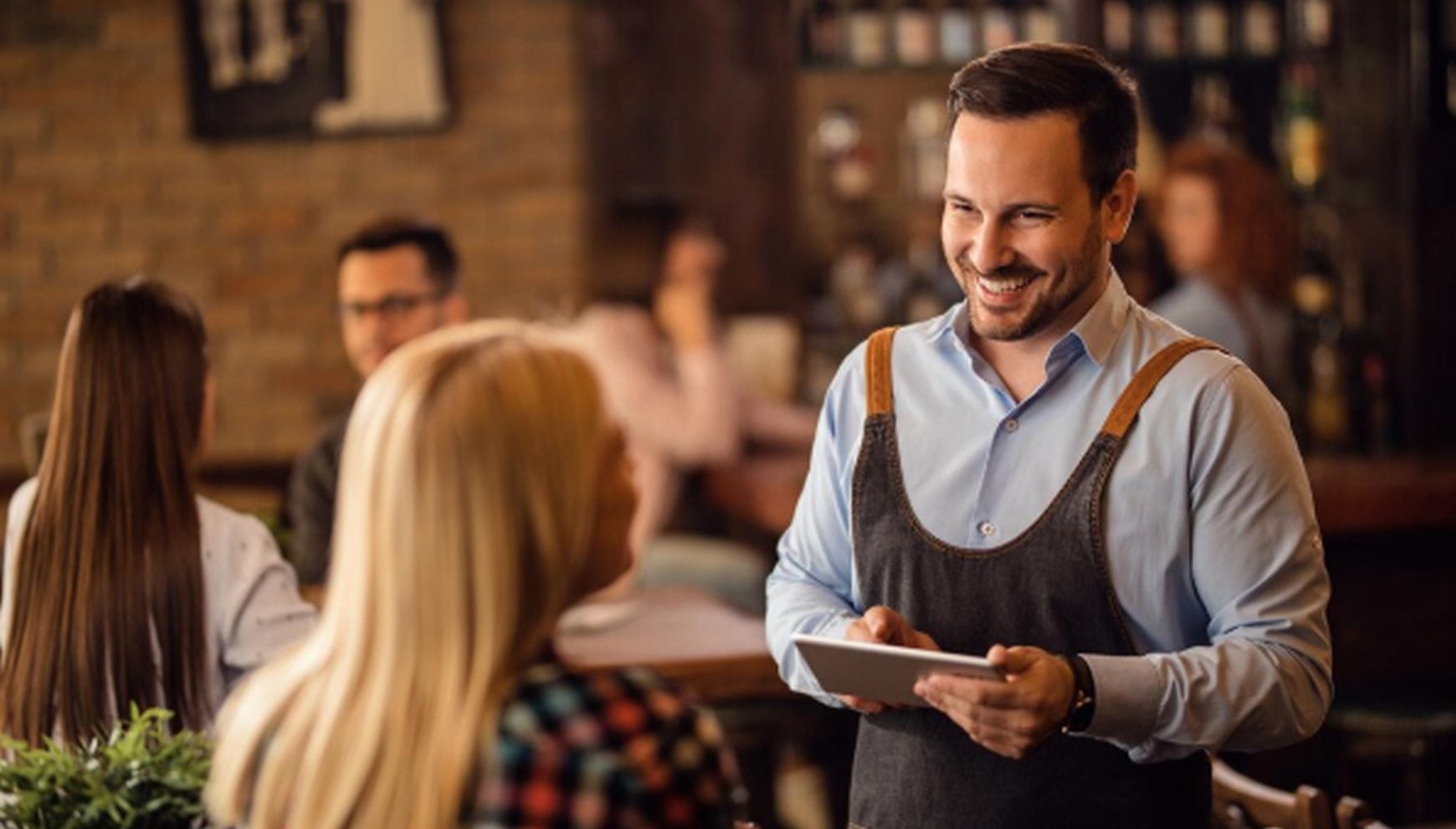 Mientras que en otros estados el sueldo de un mesero depende casi por completo de las propinas, en California el ingreso base es más estable y predecible (Foto: Freepik)