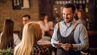 Trabajar de mesero en California en 2026: este es el sueldo por hora sin propinas