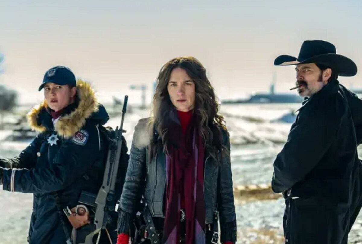 Katherine Barrell como Nicole Haught, Melanie Scrofano como Wynonna Earp y Tim Rozon como Doc Holiday en la película "Wynonna Earp: Vengeance" (Foto: Tubi)