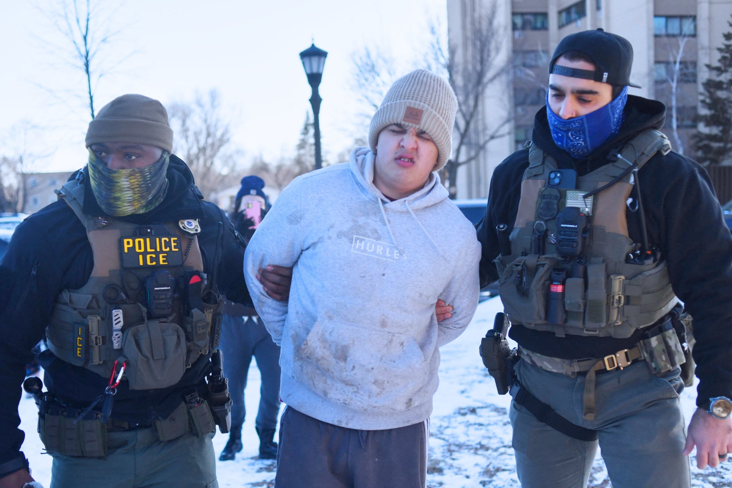 Agentes de ICE capturando a un presunto inmigrante indocumentado en los Estados Unidos (Foto: AFP)