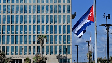 La bandera nacional cubana ondea a media asta frente a la Embajada de Estados Unidos en La Habana el 5 de enero de 2026. (Adalberto ROQUE / AFP)