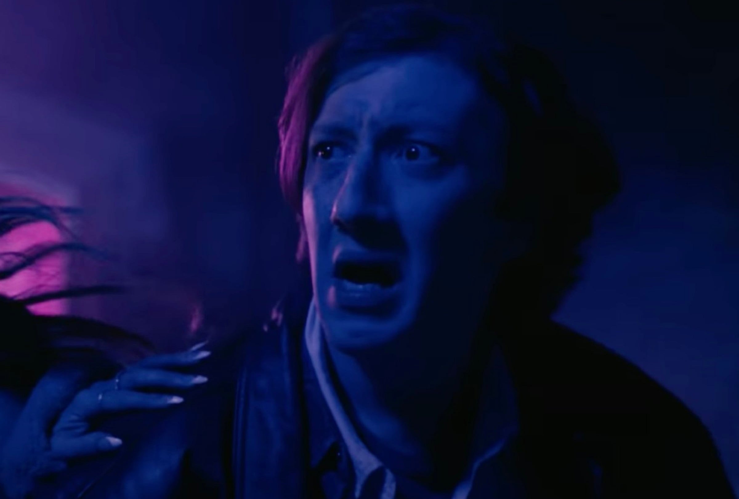 David W. Thompson asume el rol de Forbes en la comedia de terror "Lo que hay dentro" (Foto: Netflix)