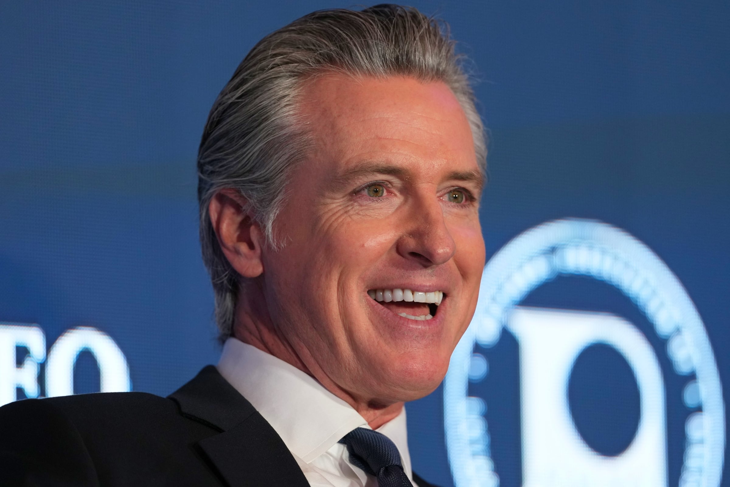 El gobernador Gavin Newsom hizo oficial este proyecto que va dirigido a los estudiantes que usan una e-bike para ir a la escuela (Foto: AP)