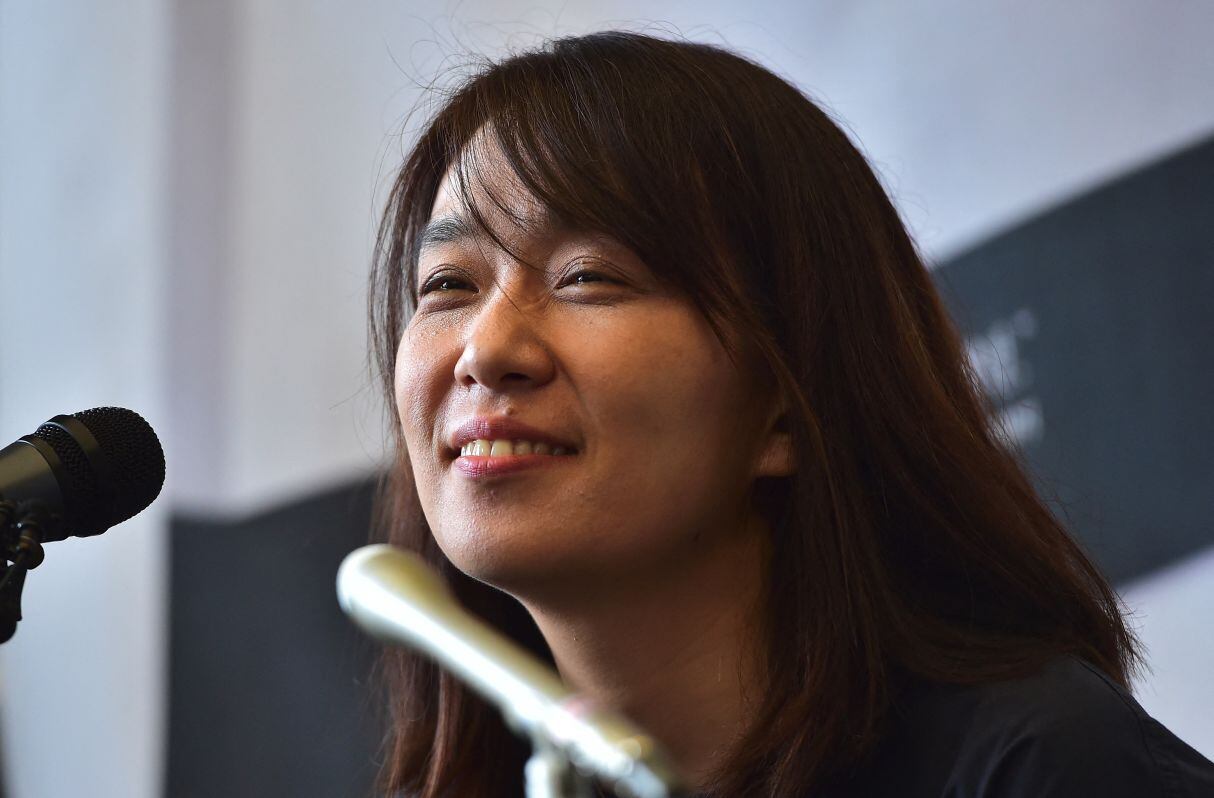 La escritora surcoreana Han Kang fue galardonada con el premio Nobel de Literatura. (Foto: JUNG YEON-JE / AFP)