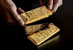 Oro se aleja de nuevo récord mientras operadores sopesan comentarios de la Fed