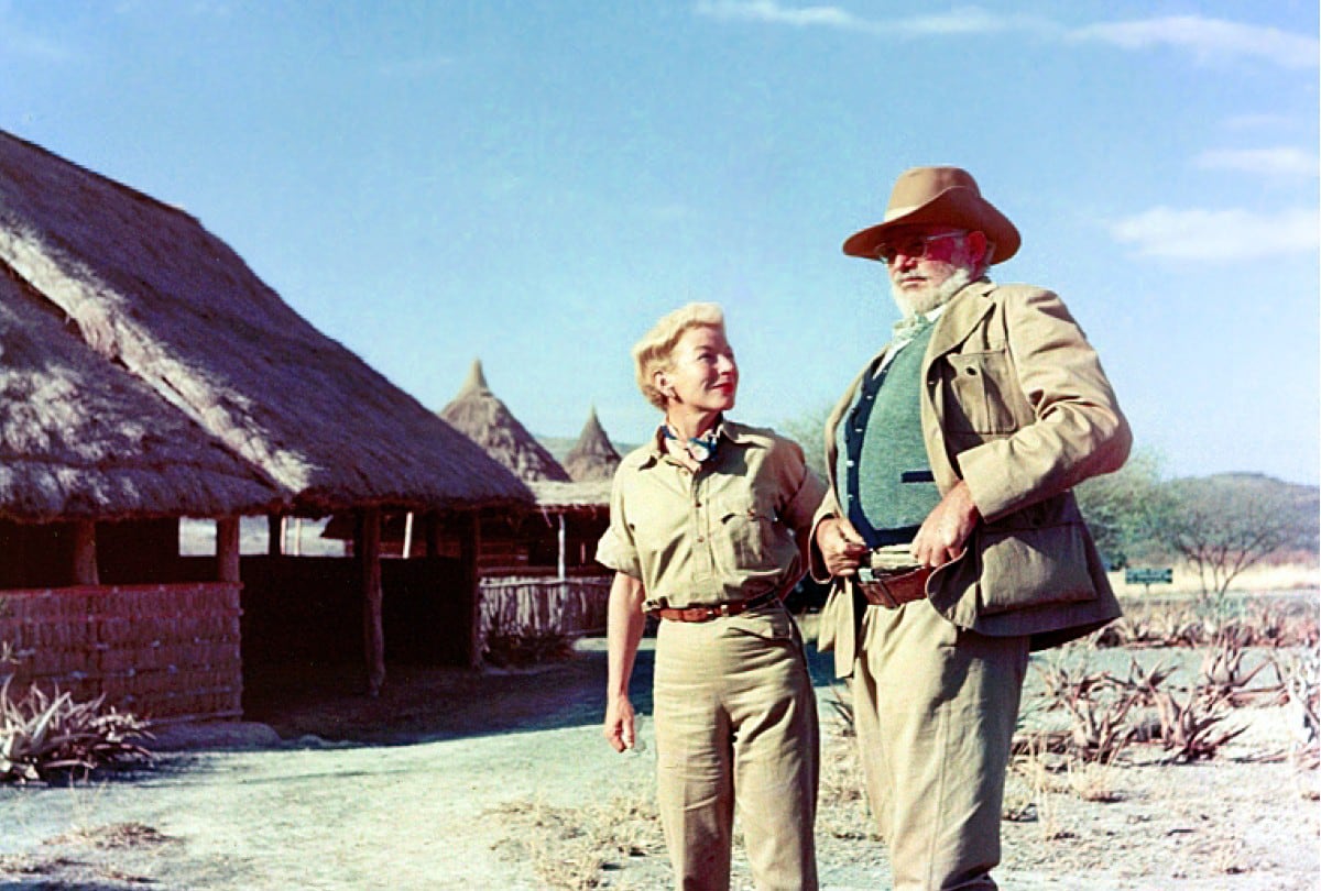 Ernest Hemingway y su esposa Mary de safari en 1953-1954, antes de sufrir los accidentes de avión. | Crédito: Ernest Hemingway Photograph Collection