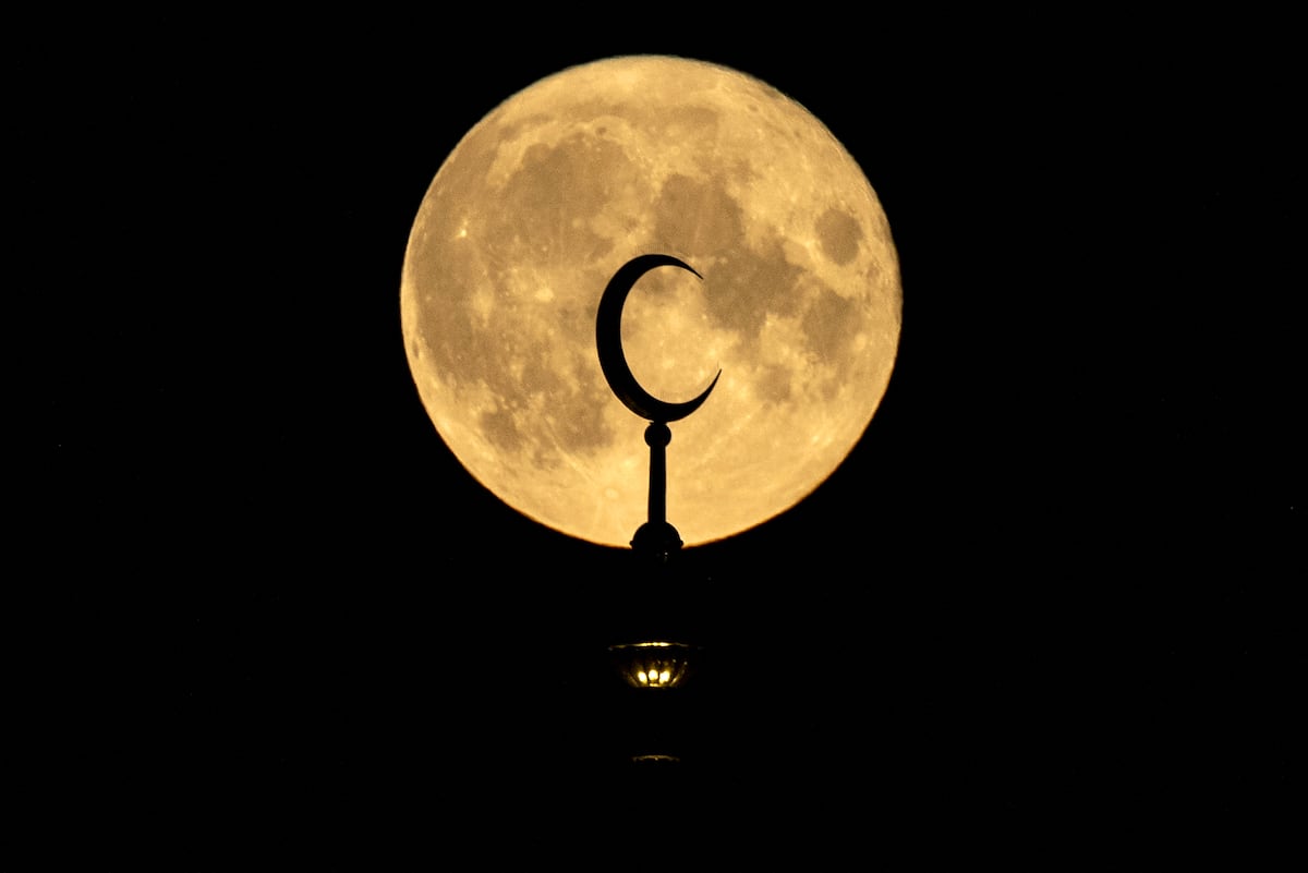 La luna llena sobre Sobornaya, Mezquita Catedral de Moscú, el 22 de agosto de 2021 (Foto: AFP)