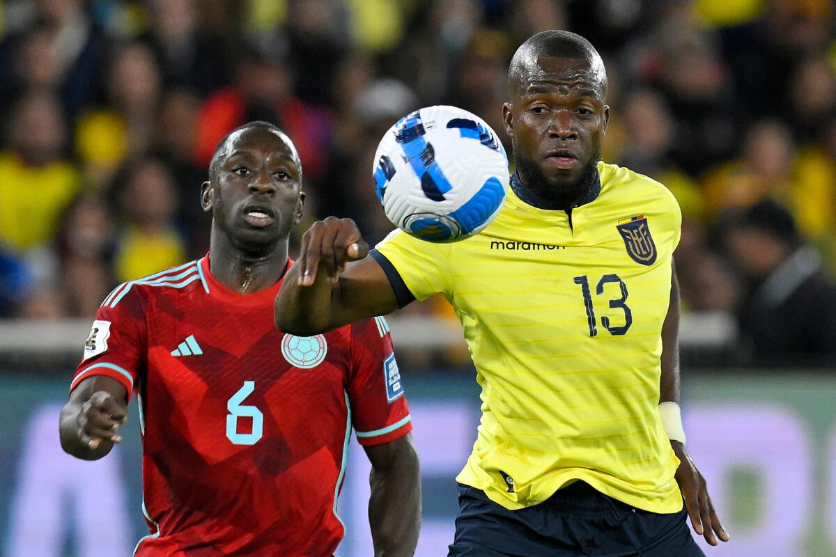 El defensa colombiano Deiver Machado (izq.) y el delantero ecuatoriano Enner Valencia (der.) luchan por el balón durante el partido de fútbol de clasificación para el Sudamericano de la Copa Mundial de la FIFA 2026 entre Ecuador y Colombia en el estadio Rodrigo Paz Delgado de Quito, el 17 de octubre de 2023. | Crédito: Rodrigo Buendia / AFP