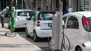 Normas ambientales impulsan autos eléctricos y alientan fusiones en industria