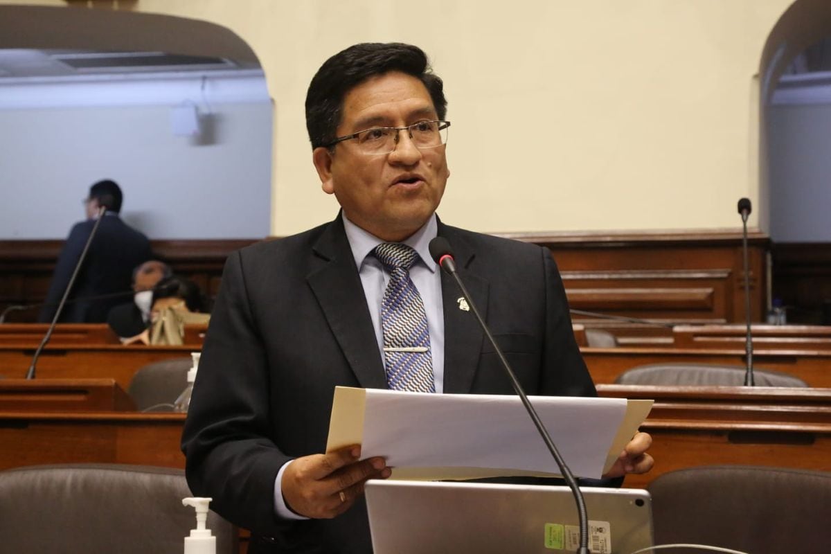 El informe del JEE Lima Centro 1 concluye que las expresiones del congresista Elías Varas durante el Pleno extraordinario habrían vulnerado el principio de neutralidad electoral. Foto: Congreso.