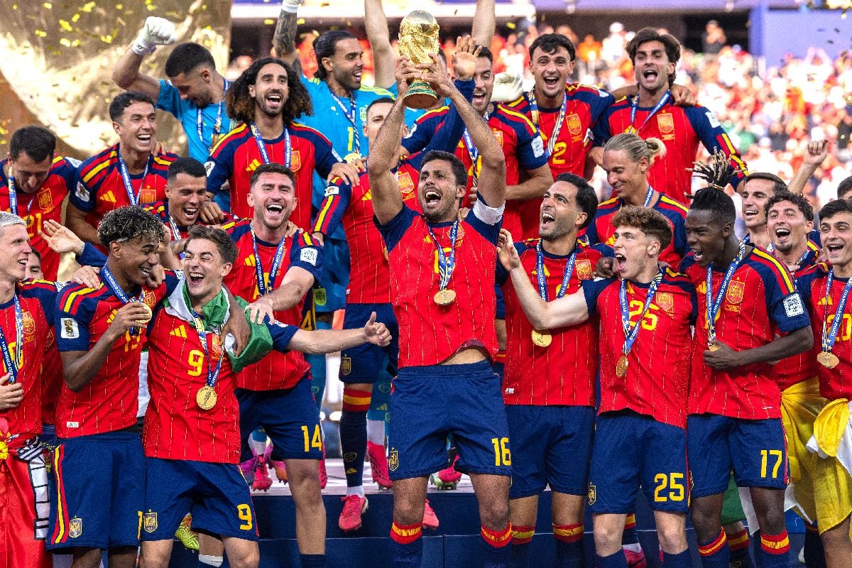 Rodri, número 16 de España, levanta el trofeo de la Copa Mundial de la FIFA tras la victoria de su equipo en el New York New Jersey Stadium en East Rutherford, Nueva Jersey, el 19 de julio. Fotógrafo: David Ramos/Getty Images