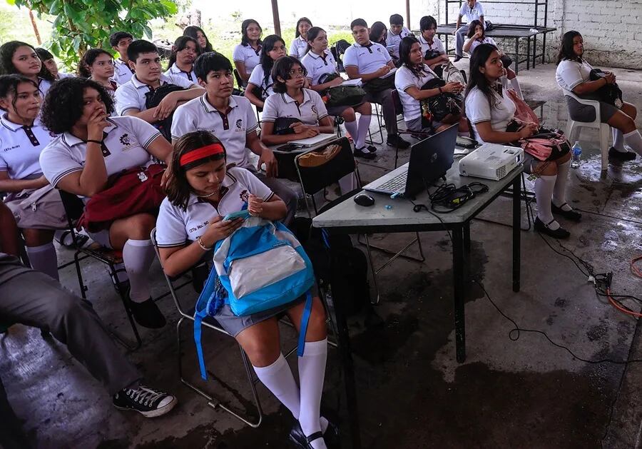 Fotografía de archivo que muestra una estudiante (c) usando un celular en clases en Acapulco (México). EFE/ David Guzmán