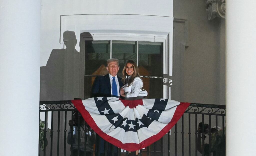El presidente de Estados Unidos, Donald Trump, y la primera dama, Melania Trump, salen al balcón para ver los fuegos artificiales de celebración del 4 de julio desde la Casa Blanca en Washington, DC, el 4 de julio de 2025. (Foto de Jim WATSON / AFP)