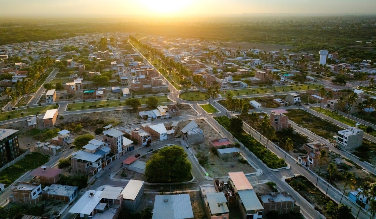 A finales de 2024, la empresa inició un proceso de transformación hacia un modelo de negocio más dinámico y de alta rotación, con la meta de adquirir entre cinco y seis terrenos por año
