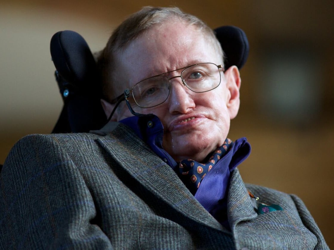 La cita del día de Stephen Hawking propone una mirada diferente frente a las dificultades. | Crédito: ANDREW COWIE / AFP