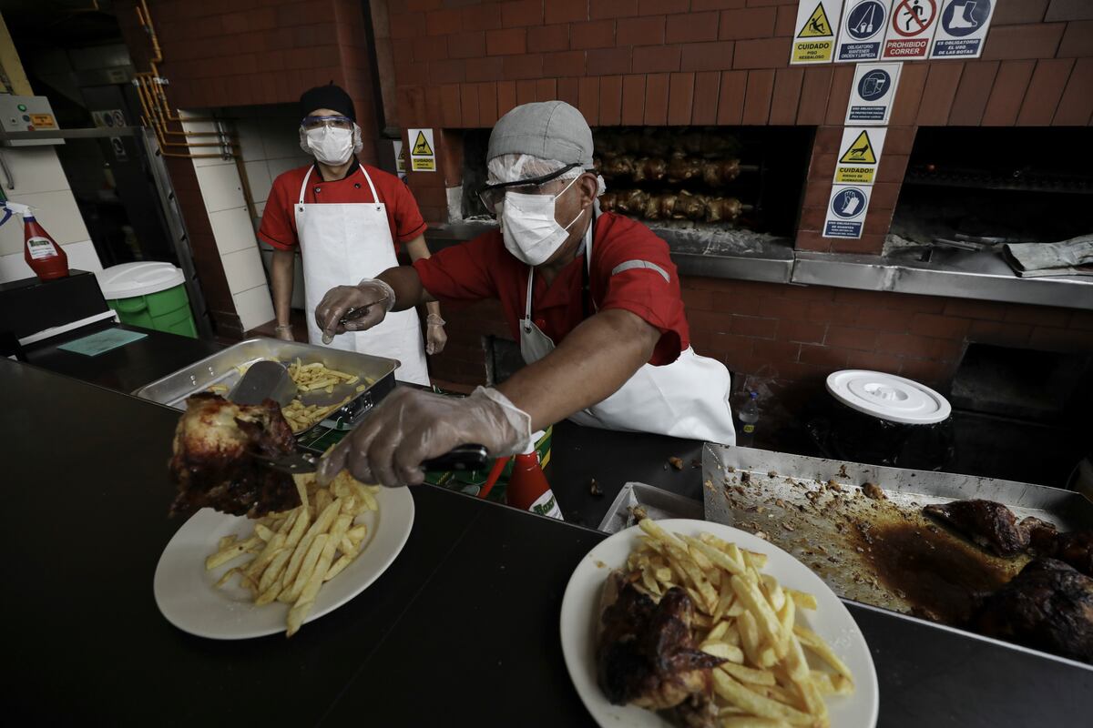 Es importante que cuando visite un restaurante todo el personal, tanto de cocina como de atención, cuente con las mascarillas y estén colocadas de manera correcta. (Foto: Joel Alonzo/GEC)