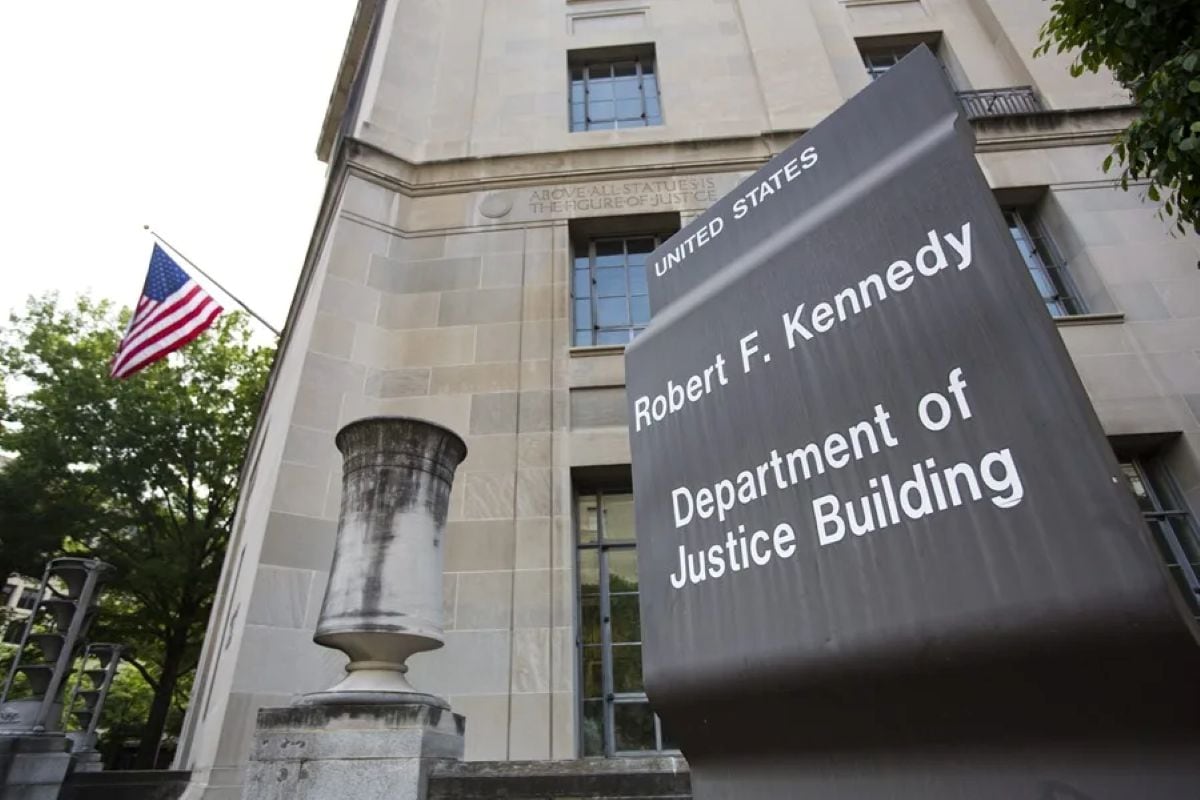 El Departamento de Justicia ha intensificado las acciones legales contra medidas estatales que benefician a inmigrantes indocumentados. Foto: EFE.