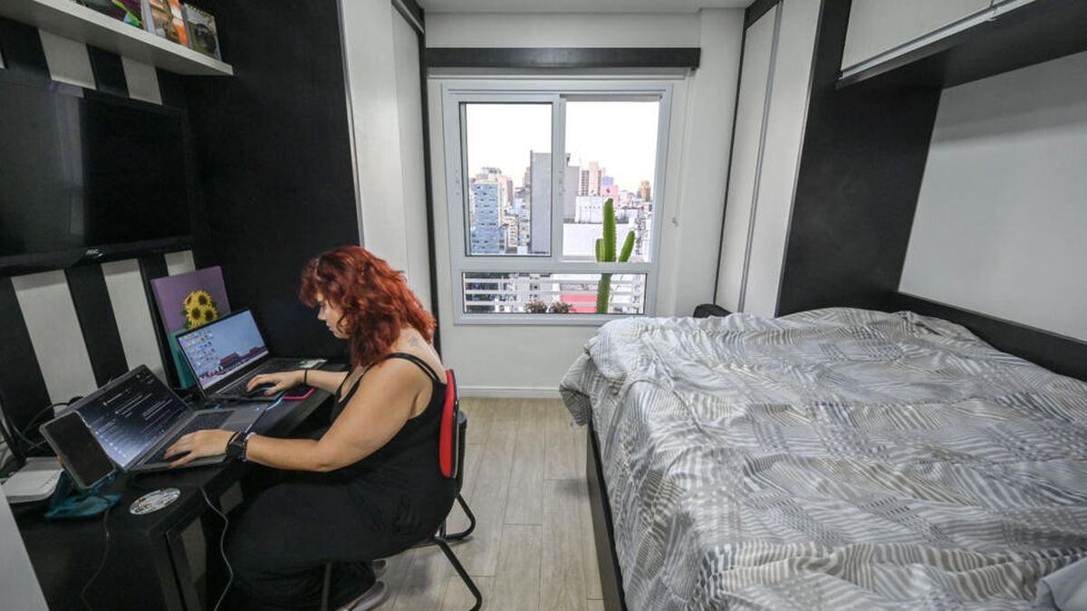 Lara Maia trabaja con su ordenador en su microapartamento de 16 metros cuadrados en el centro de Sao Paulo (Foto: AFP)
