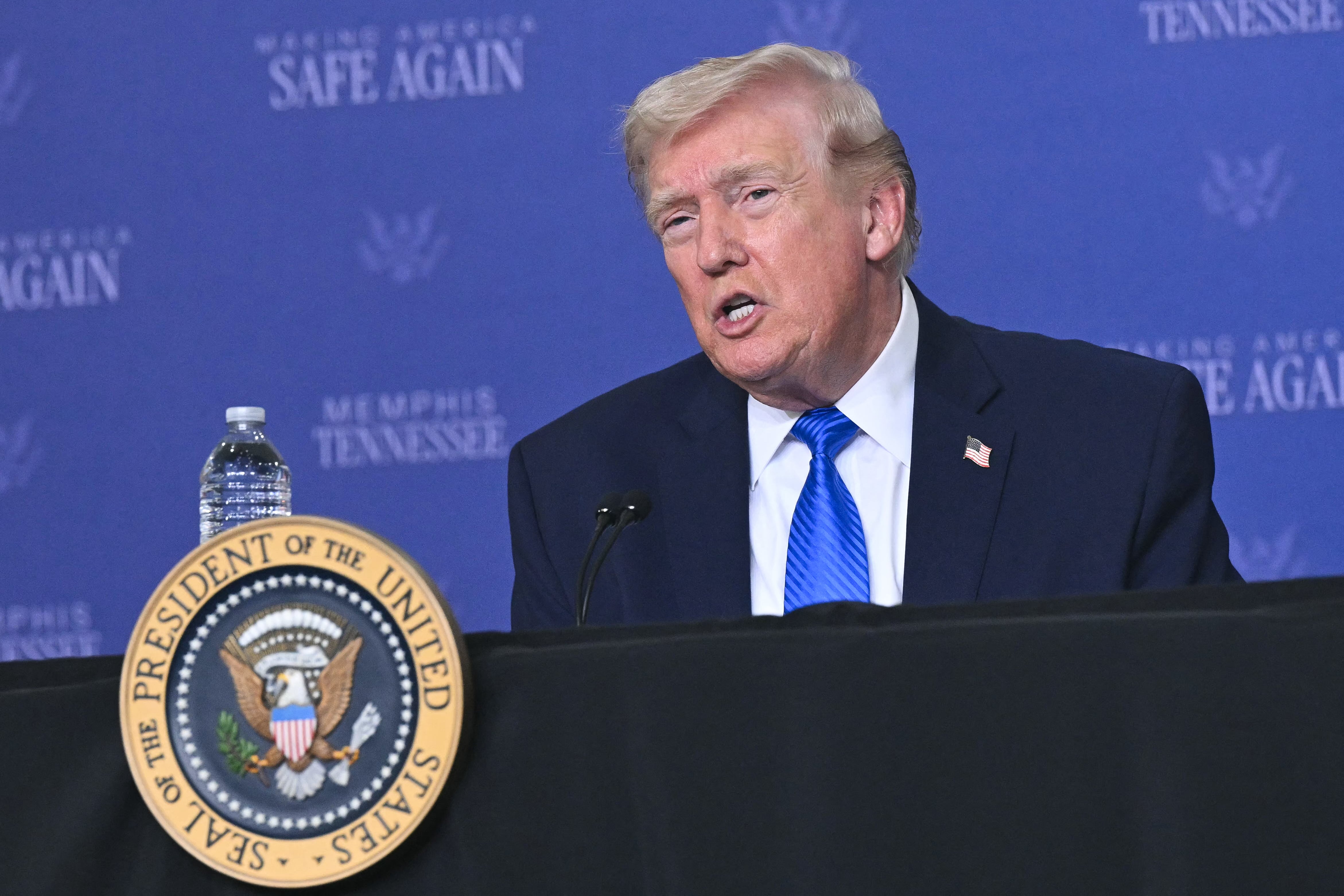 El presidente estadounidense Donald Trump interviene durante la mesa redonda del Grupo de Trabajo para la Seguridad de Memphis, el 23 de marzo de 2026. (Foto de SAUL LOEB / AFP).