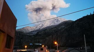 Cenizas de volcán Ubinas llegan a 1.000 metros de altura y avanzan hacia pueblos