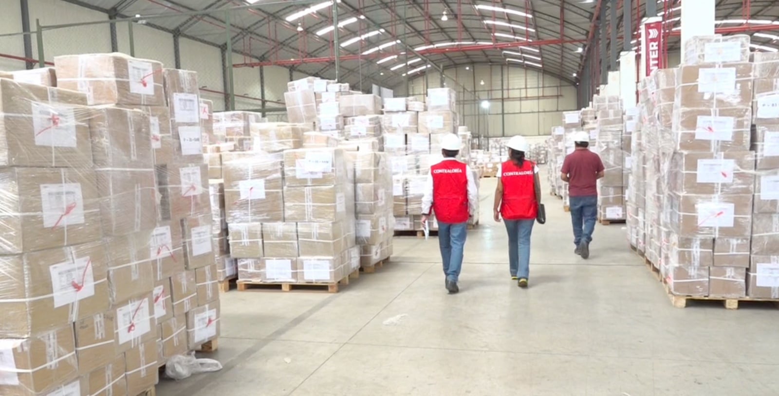 Al 28 de febrero, estaba pendiente de distribución el 61.6% (661,962) de los kits escolares en 11 regiones del país. (Foto: Contraloría)