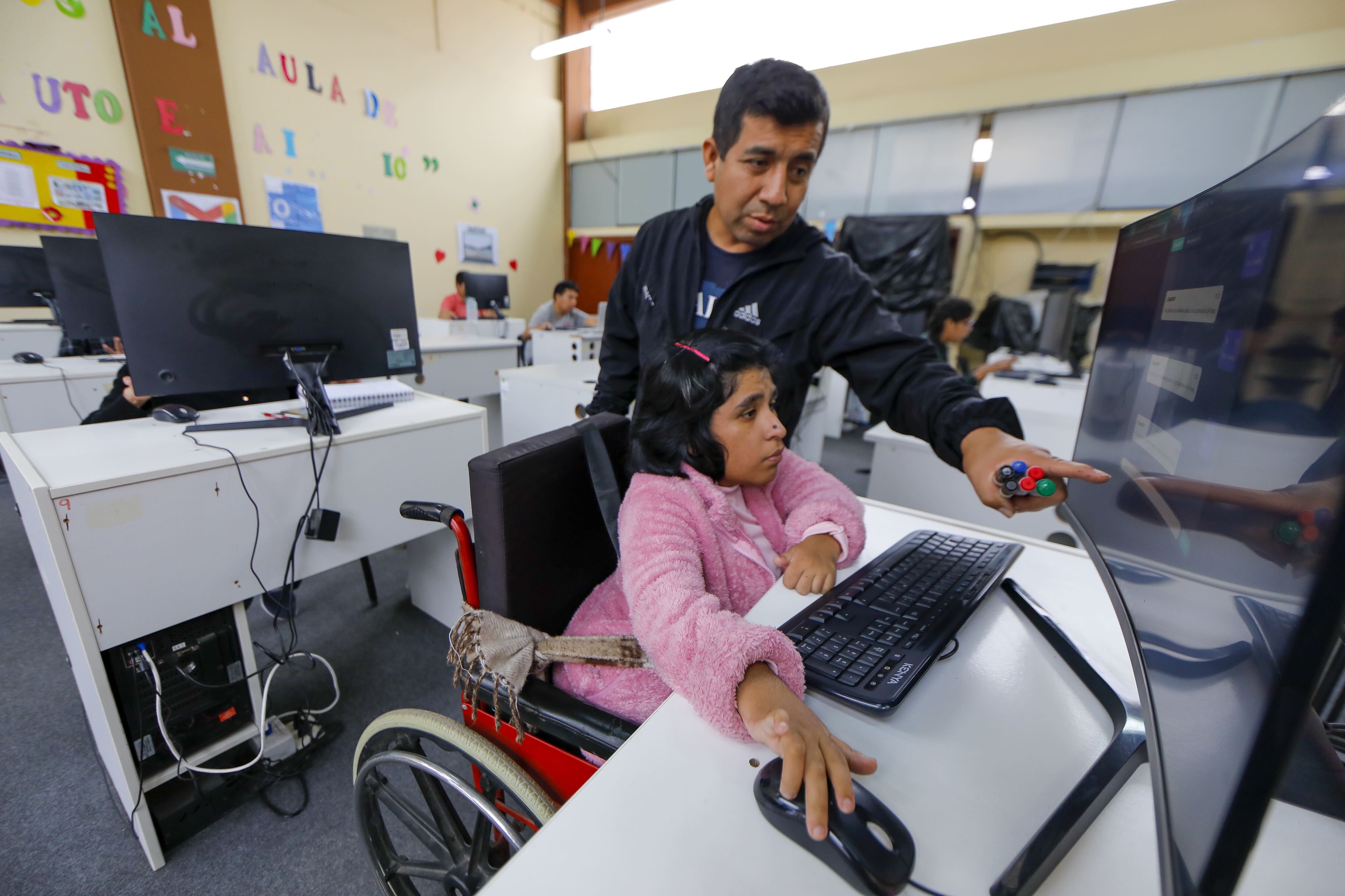 Trabajadores con discapacidad tendrían “protección reforzada” para renovaciones.