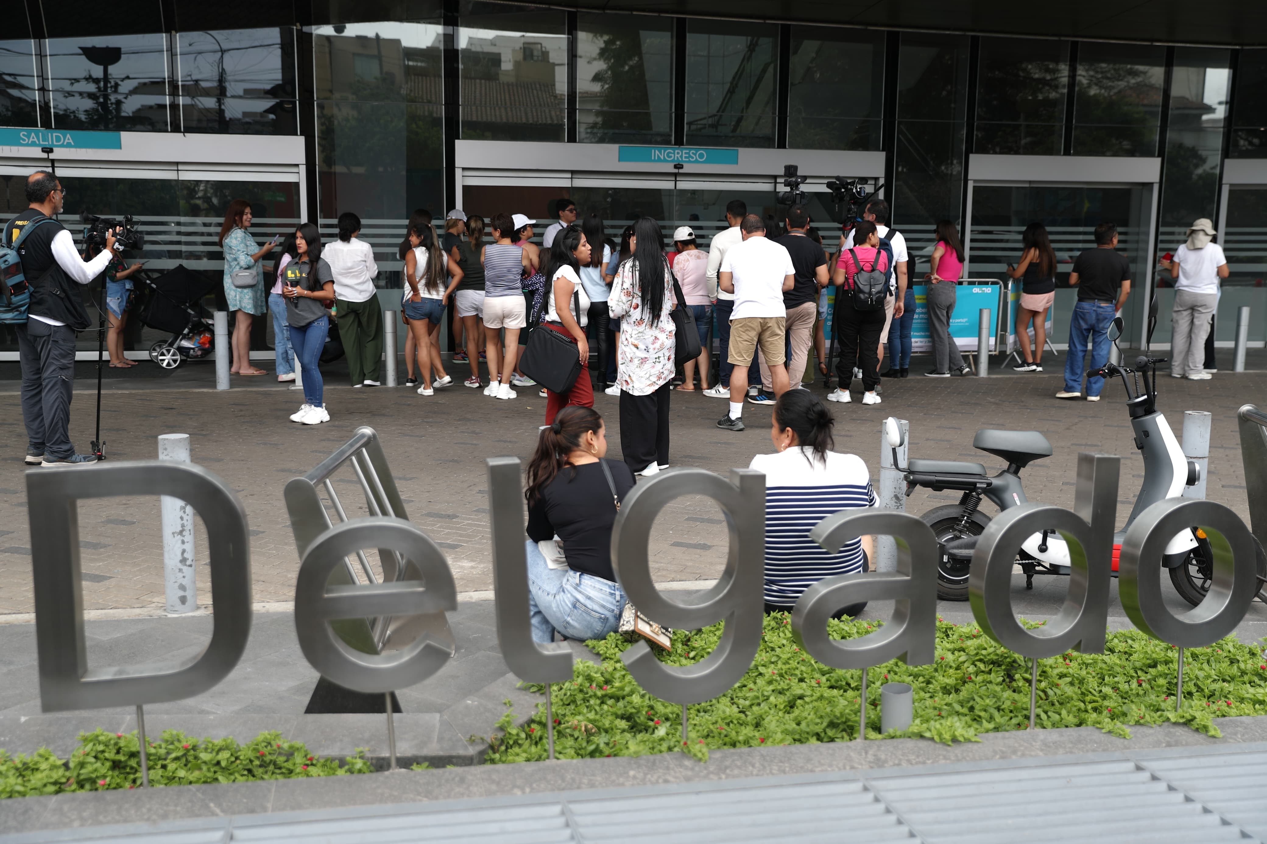 Se cancela el concierto de Shakira en el Estadio Nacional, algunos fans llegan a la clínica Delgado donde estaría internada la cantautora colombiana.
Fotos: Julio Reaño/@photo.gec